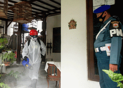 Petugas PMI melakukan penyemprotan disinfektan pada rumah warga di RW 09 Kompleks TNI AL Gandaria, Jakarta Selatan, Senin (14/2/2022).