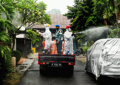 Petugas PMI melakukan penyemprotan disinfektan pada rumah warga di RW 09 Kompleks TNI AL Gandaria, Jakarta Selatan, Senin (14/2/2022).