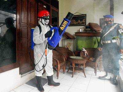 Petugas PMI melakukan penyemprotan disinfektan pada rumah warga di RW 09 Kompleks TNI AL Gandaria, Jakarta Selatan, Senin (14/2/2022).