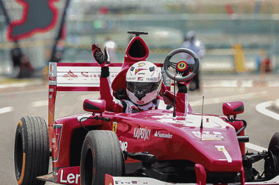 Michael Latip pembuat replika mobil balap F1 saat berpose layaknya pembalap di kawasan Sirkuit Mandalika, Lombok Tengah, NTB, Minggu (13/2/2022).