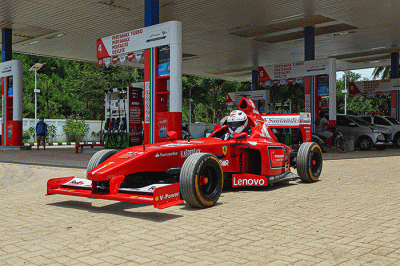 Michael Latip pembuat replika mobil balap F1 saat berpose layaknya pembalap di kawasan Sirkuit Mandalika, Lombok Tengah, NTB, Minggu (13/2/2022).