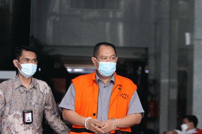 Terdakwa Direktur PT Adonara Propertindo (AP) Tommy Adrian, usai menjalani pemeriksaan di Gedung KPK Merah Putih, Jakarta, Senin (14/2/2022).