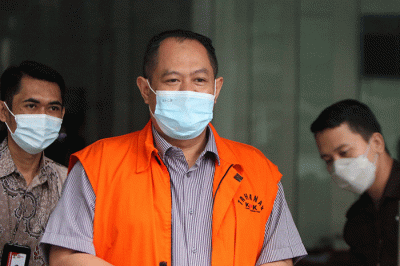 Terdakwa Direktur PT Adonara Propertindo (AP) Tommy Adrian, usai menjalani pemeriksaan di Gedung KPK Merah Putih, Jakarta, Senin (14/2/2022).