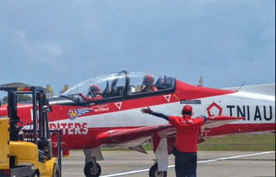 Jupiter Aerobatik Team (JAT) tampil memukau saat Opening Day Singapore Air Show 2022 yang berlangsung di Changi Exhibition Center.