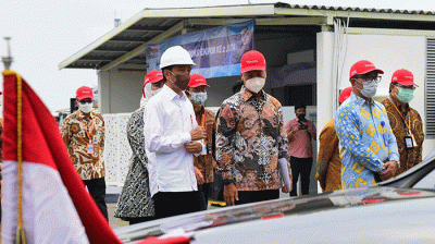 Presiden Joko Widodo meninjau kegiatan produksi di PT Toyota Motor Manufacturing Indonesia, Kabupaten Karawang, Provinsi Jawa Barat.