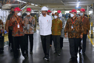 Presiden Joko Widodo meninjau kegiatan produksi di PT Toyota Motor Manufacturing Indonesia, Kabupaten Karawang, Provinsi Jawa Barat.