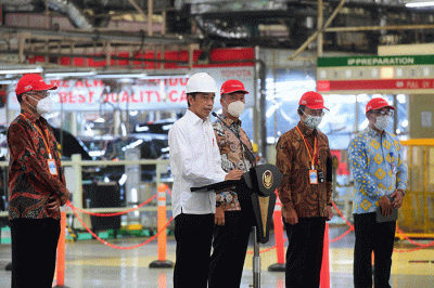 Presiden Joko Widodo meninjau kegiatan produksi di PT Toyota Motor Manufacturing Indonesia, Kabupaten Karawang, Provinsi Jawa Barat.