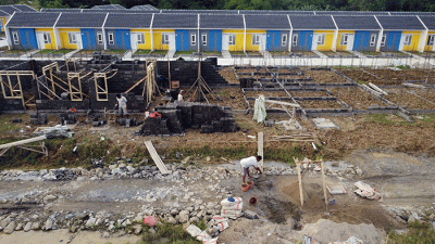 Foto udara atau foto drone pekerja beraktivitas dalam pembangunan perumahan KPR di kawasan Parung Panjang, Kabupaten Bogor, Jawa Barat, Senin (15/2/2022).