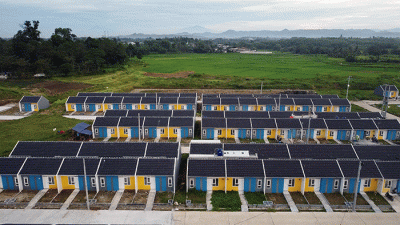 Foto udara atau foto drone pekerja beraktivitas dalam pembangunan perumahan KPR di kawasan Parung Panjang, Kabupaten Bogor, Jawa Barat, Senin (15/2/2022).
