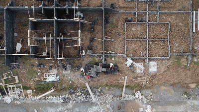Foto udara atau foto drone pekerja beraktivitas dalam pembangunan perumahan KPR di kawasan Parung Panjang, Kabupaten Bogor, Jawa Barat, Senin (15/2/2022).