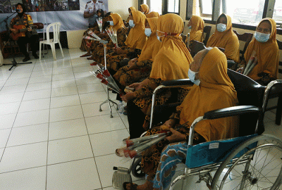 Panit 2 Siturjawali DIT Samapta Ipda Vina Putri Herlinda bersama anggota Polwan Polda Jateng membagikan bunga mawar kepada para orang tua lanjut usia.