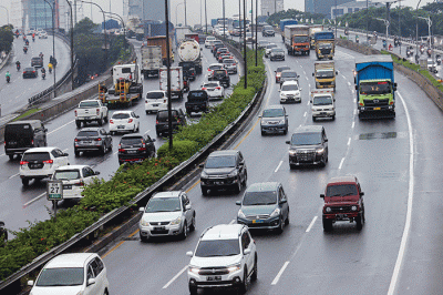 Kendaraan melintasi ruas tol di Jalan TB Simatupang, Jakarta Selatan, Selasa (15/2/2022).