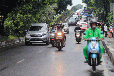 Kendaraan melintasi ruas tol di Jalan TB Simatupang, Jakarta Selatan, Selasa (15/2/2022).