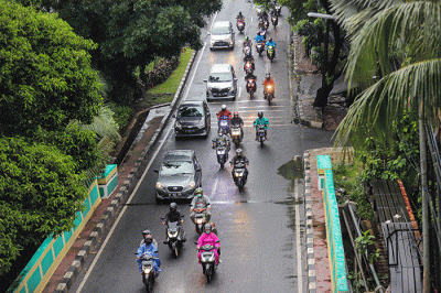 Kendaraan melintasi ruas tol di Jalan TB Simatupang, Jakarta Selatan, Selasa (15/2/2022).