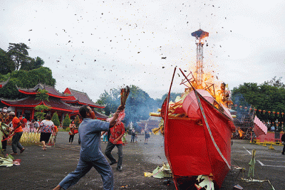 Puluhan umat Tri Dharma mengikuti prosesi pembakaran replika kapal yang terbuat dari kertas dalam ritual Ciswak atau Poo Un di Kelenteng Sam Poo Kong.