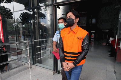 Tersangka Bupati Penajam Paser Utara Abdul Gafur usai menjalani pemeriksaan lanjutan di Gedung Meraih Putih KPK, Jakarta, Rabu (16/2/2022).