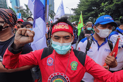 Ratusan buruh saat menggelar aksi unjuk rasa di depan gedung Kementerian Ketenagakerjaan Republik Indonesia, Jakarta Selatan, Rabu (16/2/2022).