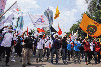Ratusan buruh saat menggelar aksi unjuk rasa di depan gedung Kementerian Ketenagakerjaan Republik Indonesia, Jakarta Selatan, Rabu (16/2/2022).