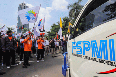 Ratusan buruh saat menggelar aksi unjuk rasa di depan gedung Kementerian Ketenagakerjaan Republik Indonesia, Jakarta Selatan, Rabu (16/2/2022).