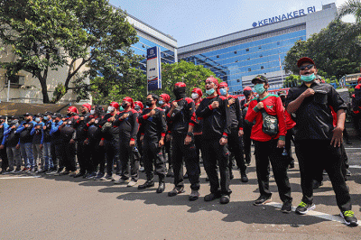 Ratusan buruh saat menggelar aksi unjuk rasa di depan gedung Kementerian Ketenagakerjaan Republik Indonesia, Jakarta Selatan, Rabu (16/2/2022).