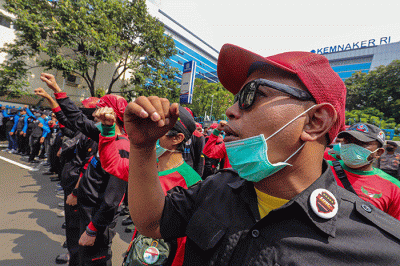 Ratusan buruh saat menggelar aksi unjuk rasa di depan gedung Kementerian Ketenagakerjaan Republik Indonesia, Jakarta Selatan, Rabu (16/2/2022).