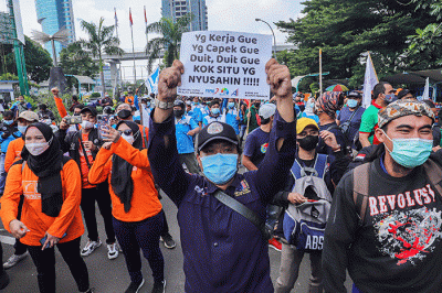 Ratusan buruh saat menggelar aksi unjuk rasa di depan gedung Kementerian Ketenagakerjaan Republik Indonesia, Jakarta Selatan, Rabu (16/2/2022).
