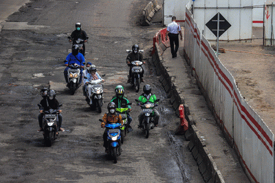 Kendaraan bermotor melintasi ruas jalan yang berlubang dan bergelombang di Jalan Rasuna Said, Jakarta Selatan, Rabu (16/2/2022).
