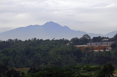 Pembangunan perumahan dengan latar belakang Gunung Salak di kawasan Bogor, Jawa Barat, Selasa (15/2/2022).