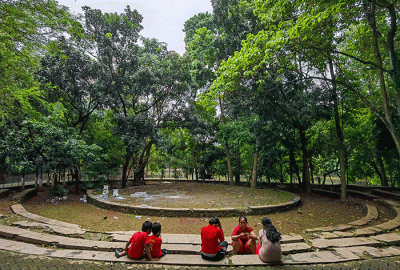 Pengunjung saat menikmati suasana asri Hutan Kota Srengseng, Jakarta Barat, Rabu (16/2/2022).