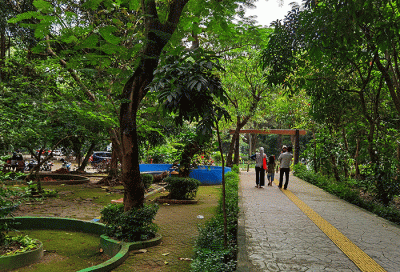 Pengunjung saat menikmati suasana asri Hutan Kota Srengseng, Jakarta Barat, Rabu (16/2/2022).