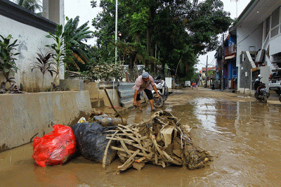Penampakan tanggul sementara yang jebol dan mengakibatkan banjir di perumahan Pondok Gede Permai, Bekasi, Jawa Barat, Kamis (17/2/2022).