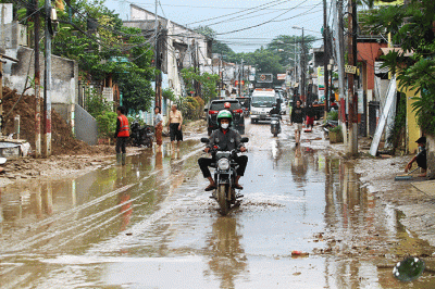 Penampakan tanggul sementara yang jebol dan mengakibatkan banjir di perumahan Pondok Gede Permai, Bekasi, Jawa Barat, Kamis (17/2/2022).