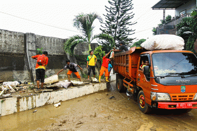 Penampakan tanggul sementara yang jebol dan mengakibatkan banjir di perumahan Pondok Gede Permai, Bekasi, Jawa Barat, Kamis (17/2/2022).
