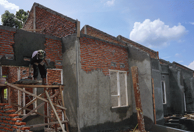 Aktivitas pekerja di Perumahan Puri Delta Asri 6, Kecamatan Kaliwungu Selatan, Kabupaten Kendal Jawa Tengah, Kamis (17/2/2022).