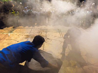 Petugas Dinas Pemadam Kebakaran Kabupaten Bogor melakukan teknik memadamkan api di depan orang tua, guru dan murid PAUD di kawasan Ciseeng, Bogor.