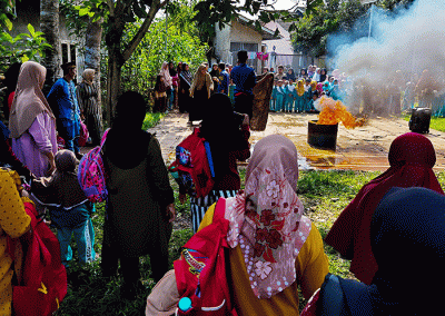 Petugas Dinas Pemadam Kebakaran Kabupaten Bogor melakukan teknik memadamkan api di depan orang tua, guru dan murid PAUD di kawasan Ciseeng, Bogor.