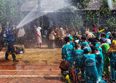 Petugas Dinas Pemadam Kebakaran Kabupaten Bogor melakukan teknik memadamkan api di depan orang tua, guru dan murid PAUD di kawasan Ciseeng, Bogor.