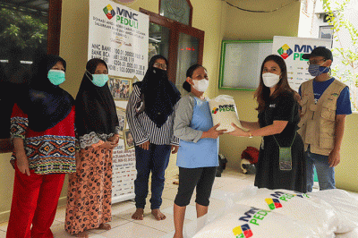 Relawan MNC Peduli saat meberikan bantuan berupa beras kepada warga di kawasan bantaran sungai Ciliwung, Serengseng Sawah, Jagakarasa.