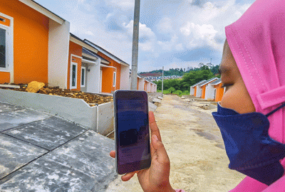 Pekerja sedang menyelesaikan pembangunan rumah subsidi KPR BTN di Grand Viona, Ciseeng, Bogor, Kamis (17/2/2022).