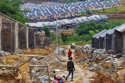 Pekerja sedang menyelesaikan pembangunan rumah subsidi KPR BTN di Grand Viona, Ciseeng, Bogor, Kamis (17/2/2022).