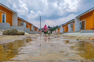 Pekerja sedang menyelesaikan pembangunan rumah subsidi KPR BTN di Grand Viona, Ciseeng, Bogor, Kamis (17/2/2022).