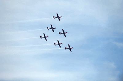 Hari terakhir Singapore Air Show (SAS), Jupiter Aerobatic Team (JAT) tampil makin memukau.
