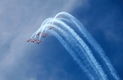 Hari terakhir Singapore Air Show (SAS), Jupiter Aerobatic Team (JAT) tampil makin memukau.