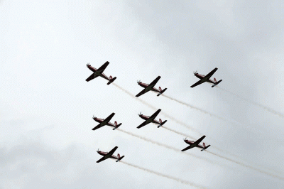 Hari terakhir Singapore Air Show (SAS), Jupiter Aerobatic Team (JAT) tampil makin memukau.
