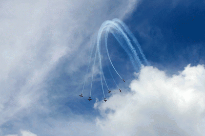 Hari terakhir Singapore Air Show (SAS), Jupiter Aerobatic Team (JAT) tampil makin memukau.