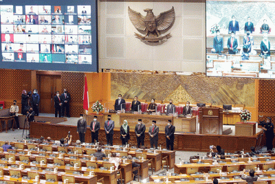 Rapat Paripurna DPR ke-16 Masa Persidangan III Tahun 2021-2022 di Kompleks Parlemen, Jakarta, Jumat (18/2/2022).