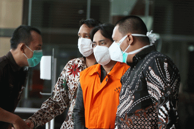 Tersangka Bupati nonaktif Penajam Paser Utara Abdul Gafur Mas'ud usai menjalani pemeriksaan lanjutan di Gedung Merah Putih KPK, Jakarta, Jumat (18/2/2022).