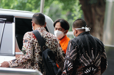 Tersangka Bupati nonaktif Penajam Paser Utara Abdul Gafur Mas'ud usai menjalani pemeriksaan lanjutan di Gedung Merah Putih KPK, Jakarta, Jumat (18/2/2022).