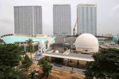 Pekerja beraktivitas di proyek revitalisasi Taman Ismail Marzuki (TIM), Jakarta Pusat, Jumat (18/2/2022).