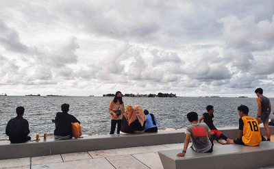 Pengunjung menikmati suasana di kawasan kluster Sunset Quay kawasan Center Point of Indonesia (CPI), Makassar, Jumat (18/2/2022).